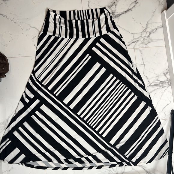 B&W Skirt - Picture 2 of 4